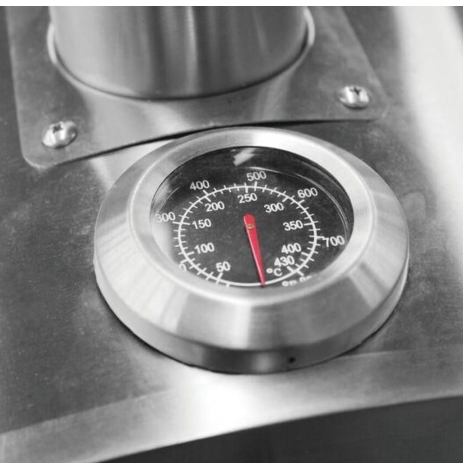 Integrated thermometer on outdoor pizza oven South Africa — reaching 430°C pizza temperature